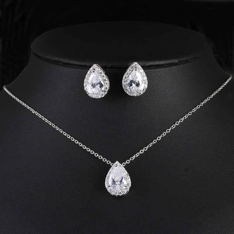 Necklace and earrings with Teardrop-shaped Gemstone
