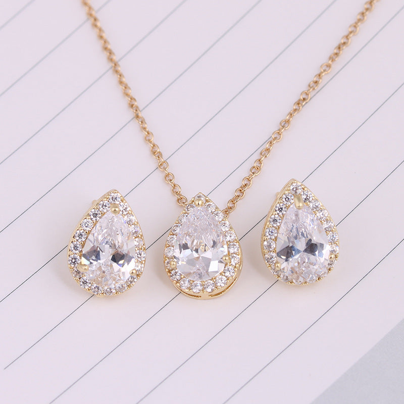 Necklace and earrings with Teardrop-shaped Gemstone