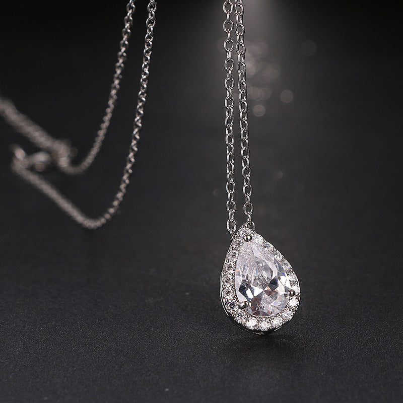 Necklace and earrings with Teardrop-shaped Gemstone