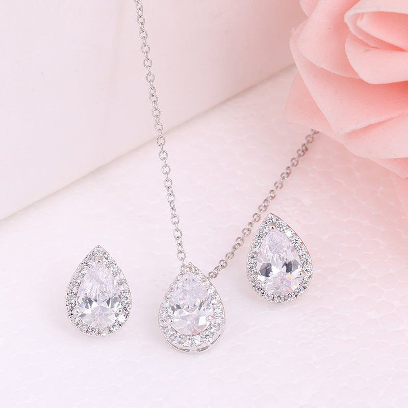 Necklace and earrings with Teardrop-shaped Gemstone