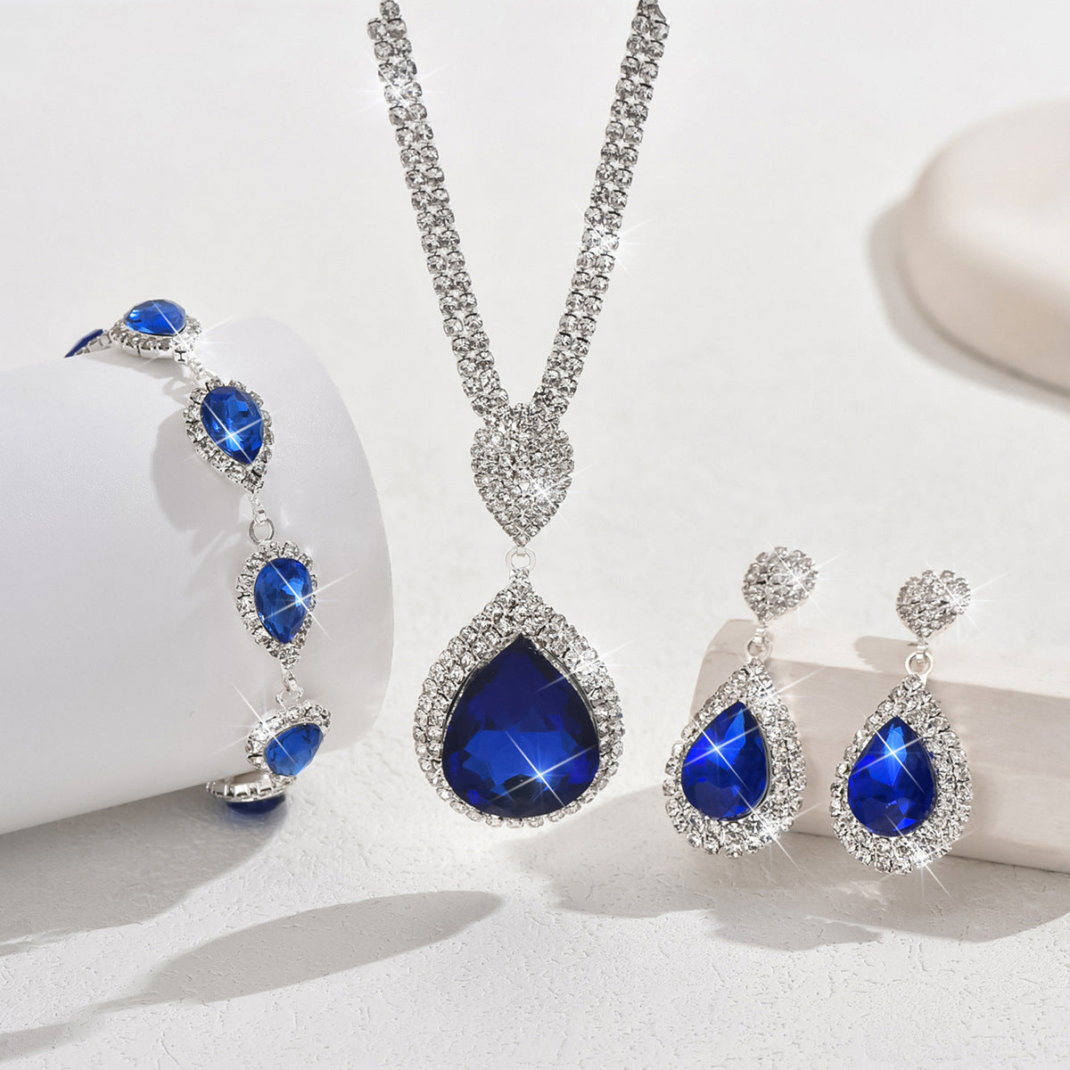 Pendente de Gota de Água Azul Safira Vermelha Estilo de Luxo Acessível Design Niche Trendy