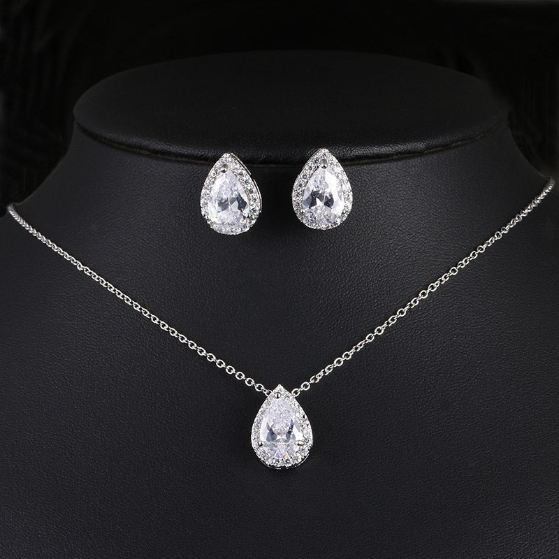 Necklace and earrings with Teardrop-shaped Gemstone