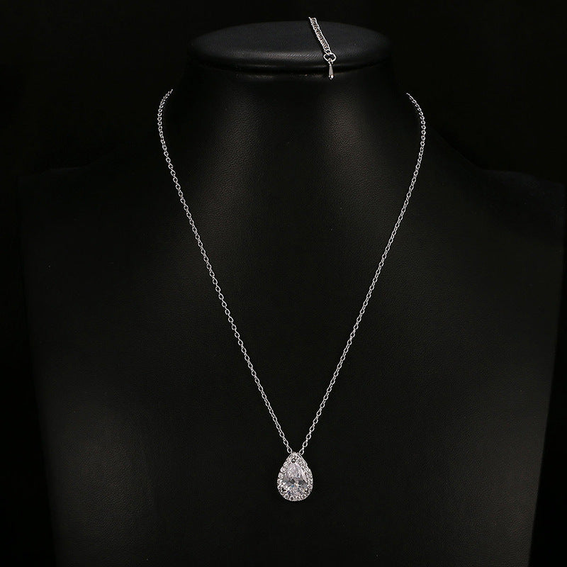 Necklace and earrings with Teardrop-shaped Gemstone