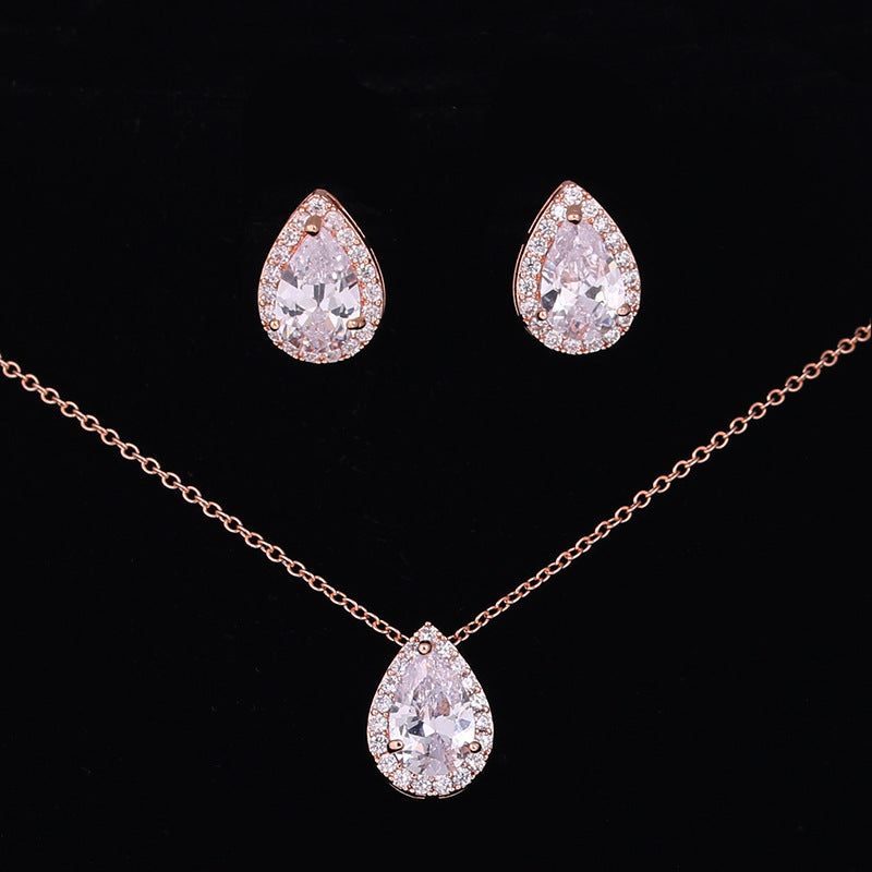 Necklace and earrings with Teardrop-shaped Gemstone